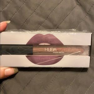 Huda Beauty Liquid Matte in Medusa